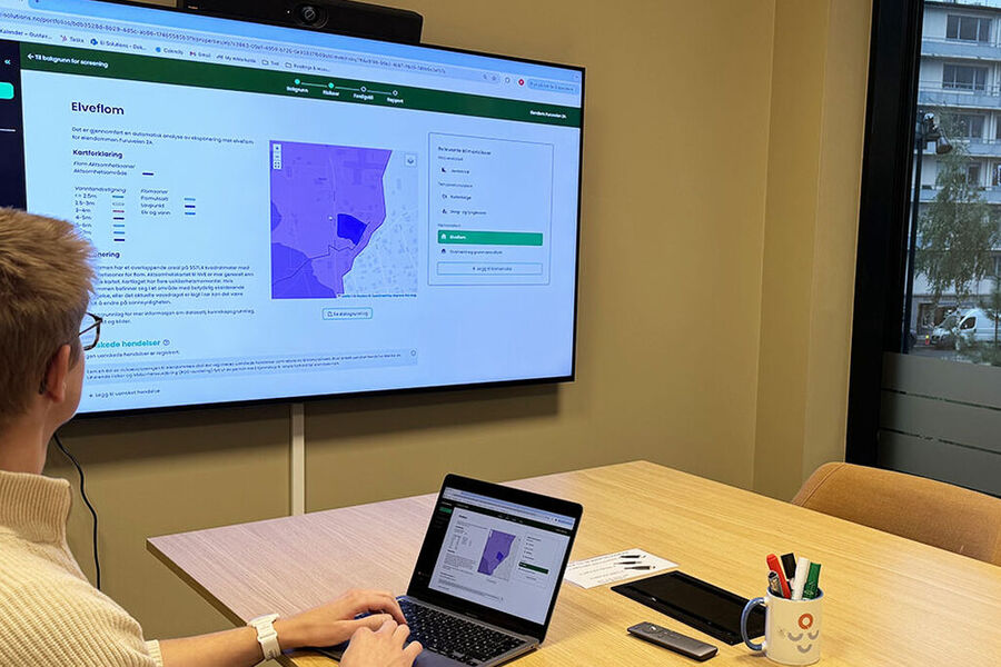 Når brukerne gjennomfører klimarisiko- og sårbarhetsvurderinger i Ei Solutions, vil de kunne be KI-boten om hjelp, for eksempel til å vurdere ulike tiltak for et flomutsatt bygg.