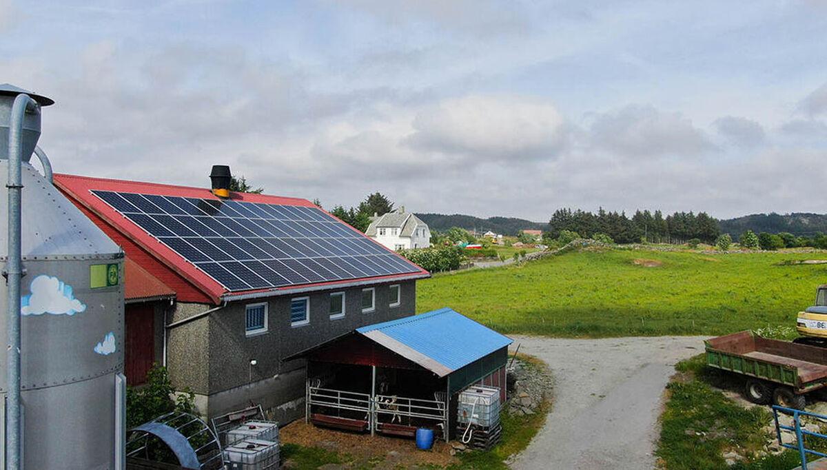 Gård med solceller fra Solcellespesialisten i Åkrehamn Foto: Solcellespesialisten