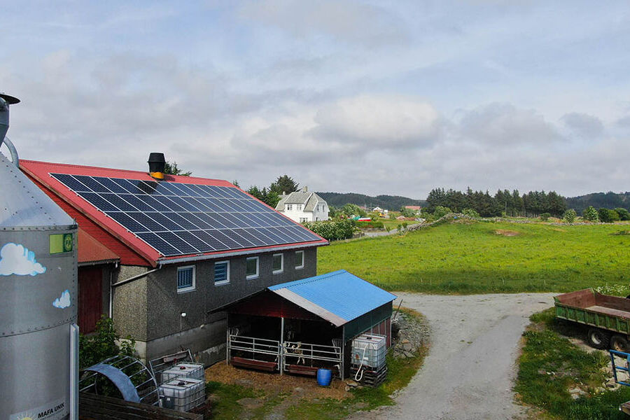 Gård med solceller fra Solcellespesialisten i Åkrehamn Foto: Solcellespesialisten