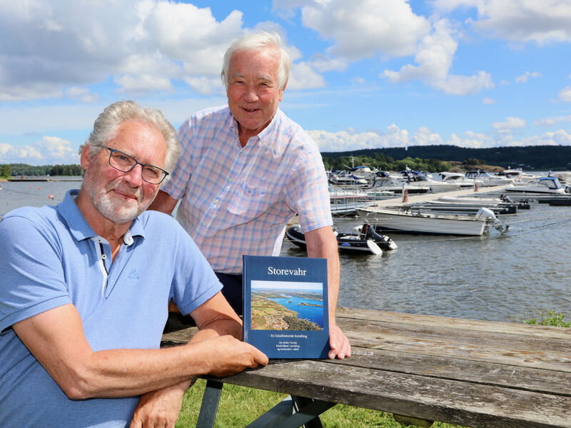 Bokredaktørene Eivind Haugland og Dagfinn Paulsen gleder seg over å ha skapt en liten lokalhistorisk suksessbok med fortellingen om Storevahr.