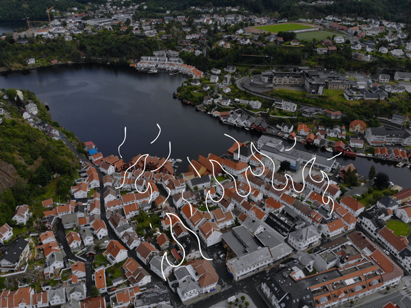 Flekkefjord by sett fra luften, med håndtegnet brann i hvit skift