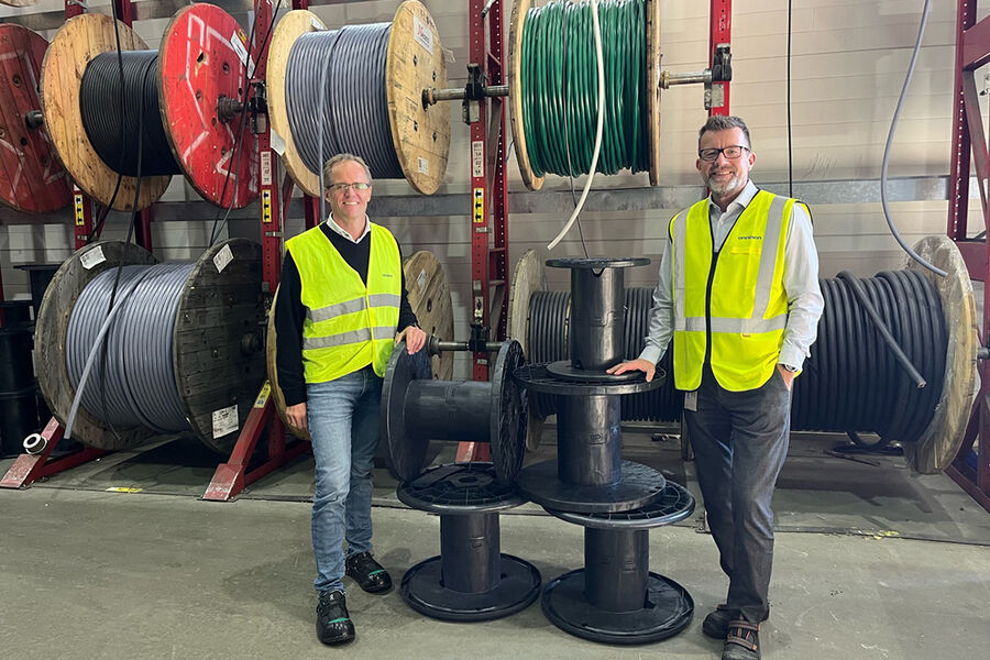 Hans Joachim Motzfeldt, Miljø- og bærekraftsansvarlig i Kesko Norge, og Øyvind Berg, logistikkdirektør i Onninen, forteller at Onninen jobber med bærekraft i flere ledd av sin virksomhet og iverksetter nå tiltak for å hjelpe kundene med å redusere sitt avfall. - Nå kan kundene levere plastsneller kostnadsfritt i alle landets Onninen Express-butikker, sier de.