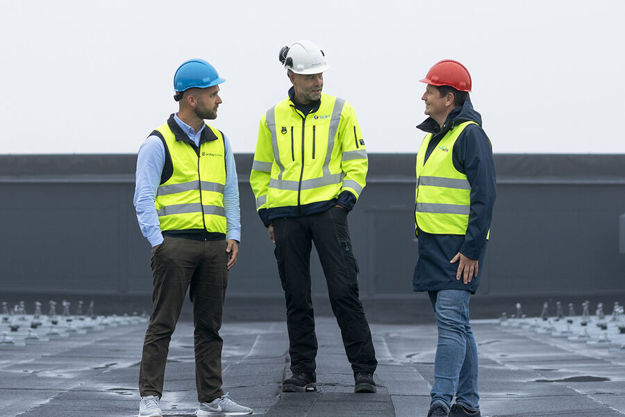 På bildet ser vi fra venstre: Johan Asplin, Client Executive, Sunday Power, Jon-Ivar Hovd, prosjektsjef, SalMar, og Robert Ødegård, CFO, NTE Marked. Foto: Emma A. Johansen