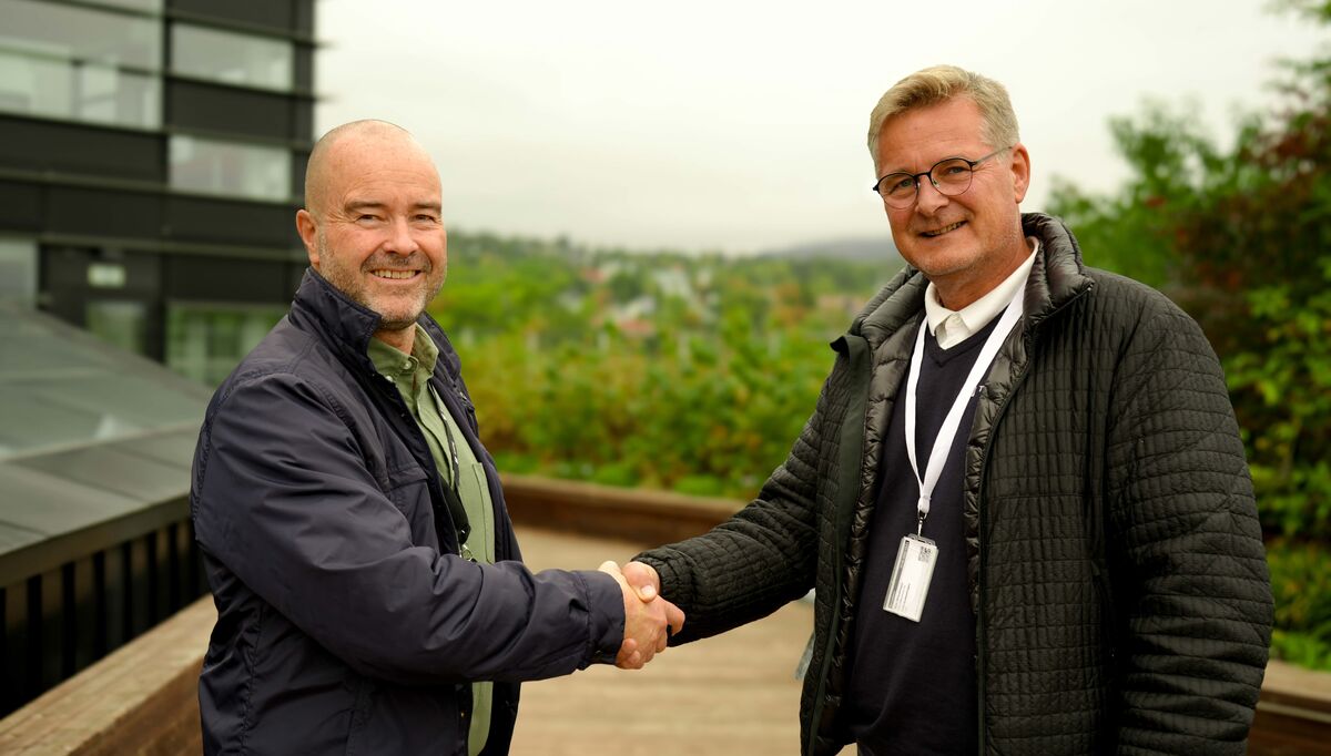 Terje Borkenhagen til venstre og Tom Wilhelmsen etter at avtalen er inngått. Foto: Armin Jadidi