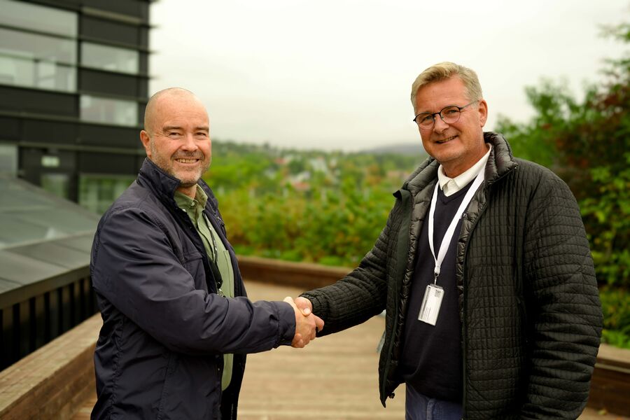 Terje Borkenhagen til venstre og Tom Wilhelmsen etter at avtalen er inngått. Foto: Armin Jadidi