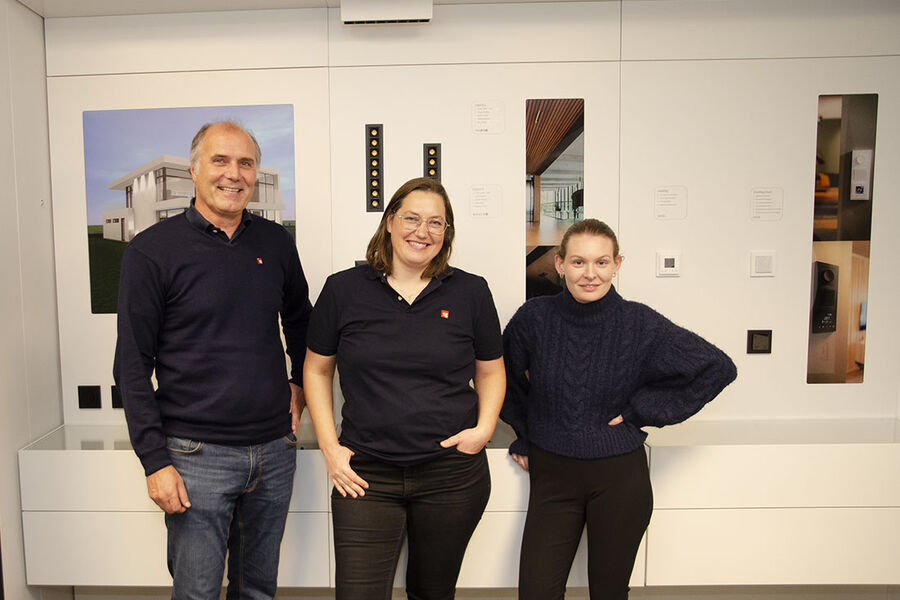 På bildet ser vi fra venstre, Erik Nordermoen, salgsdirektør, Lillian Susanne Hall, markedsdirektør, og Kristine Ohnstad, specialist content and communication i showrommet til SG Armaturen i Lillesand.