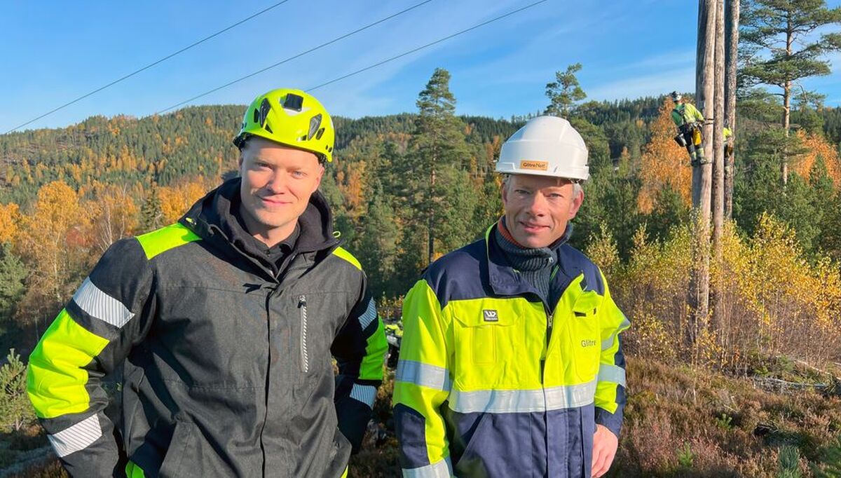 Erlend Nordbak, COO i Gridguard t.v. og Per-Oddvar Osland, forskningsleder i Glitre Nett, vil teste ut nye metoder for å følge med på tilstanden til høyspentmastene til Glitre Nett. Foto: Glitre Nett