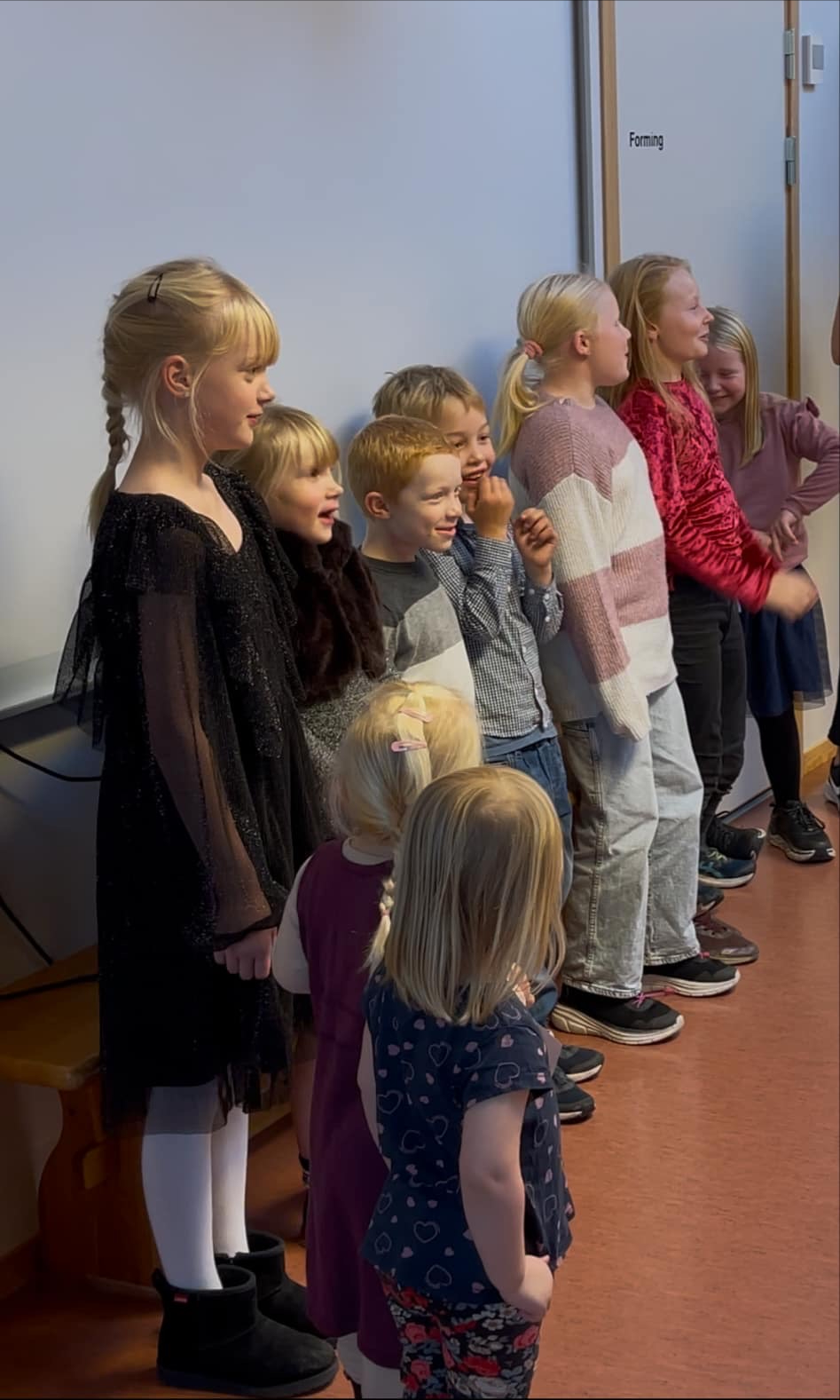 På bildet: Elever fra 1.-4. klasse på Svanem skole opptrådte på bygdekafeen