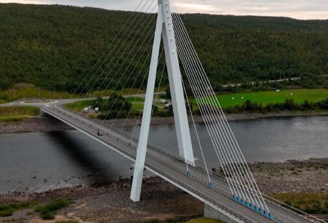 Skjermbilde av forsiden til plandokumentene. Dronebilde av nye Tana bru