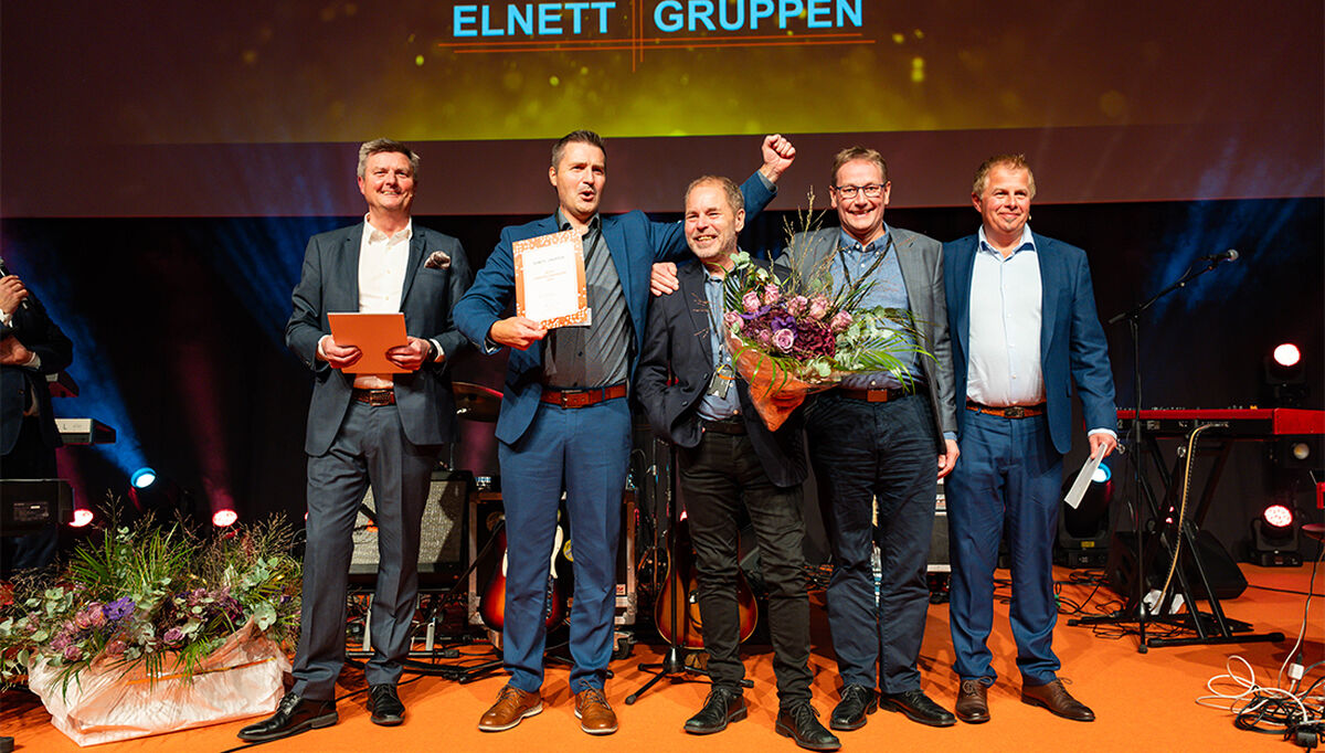 Her ser vi en stolt og glad gjeng fra Elteco sammen med adm.direktør i Elnett-Gruppen, John-Arne Eiken til venstre. Videre følger, Jostein Dalen, Inge Storli, og Are Solum alle fra Elotec AS. Foto Elnett Gruppen AS