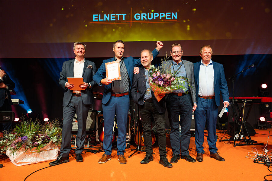 Her ser vi en stolt og glad gjeng fra Elteco sammen med adm.direktør i Elnett-Gruppen, John-Arne Eiken til venstre. Videre følger, Jostein Dalen, Inge Storli, og Are Solum alle fra Elotec AS. Foto Elnett Gruppen AS