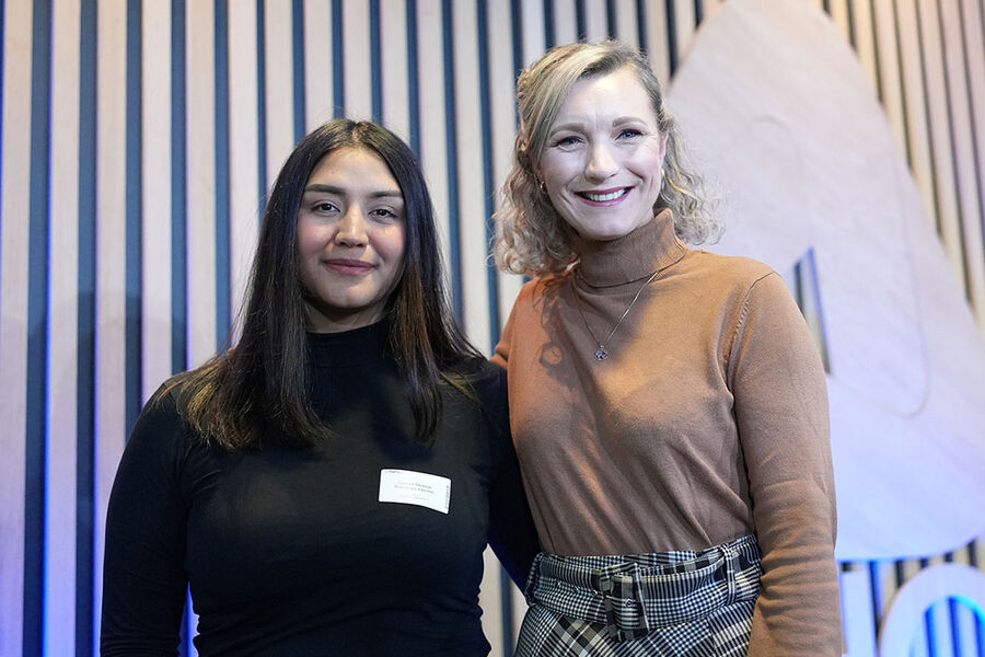 I dette innlegget uttrykker Schneider Electric`s nordiske strategileder Camila Medina ønsket om å prioritere bruken og utviklingen av en kunstig intelligens som bidrar til raskere energiomstilling og effektivisering. Her ser vi henne sammen digitaliserings- og forvaltningsminister Karianne O. Tung under KI-forum nylig.