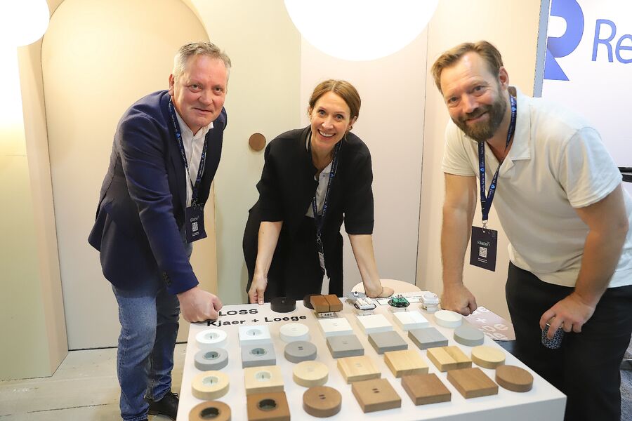 Ingeniør og samarbeidspartner Cato Wahldal Sveen (t.v.), Mette Kjær Enger Løge og Lars Løge gleder seg stort over den gode responsen produktene har fått. 