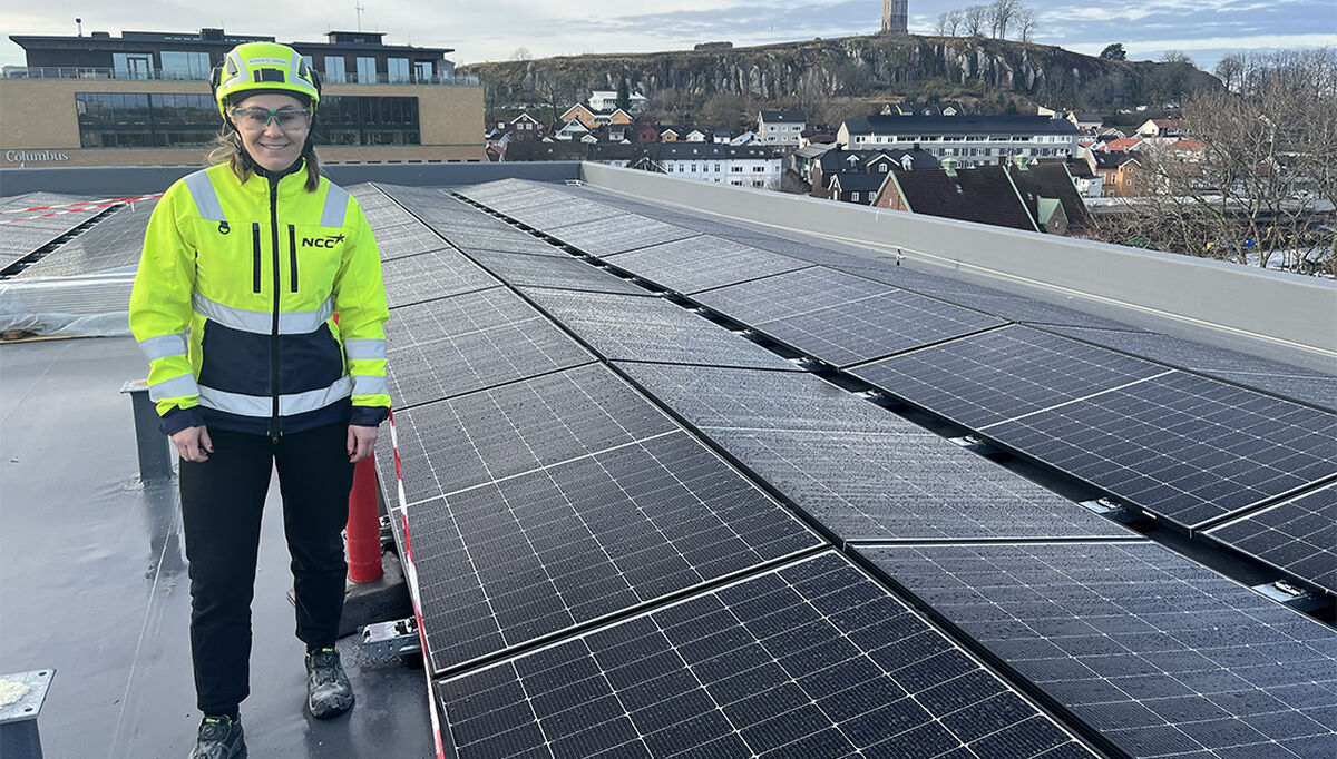 Kristine Skifjeld Jensen, prosjektingeniør i NCC Building, på taket til Tønsberg tinghus.