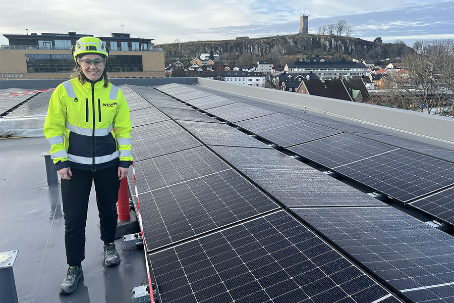 Kristine Skifjeld Jensen, prosjektingeniør i NCC Building, på taket til Tønsberg tinghus.