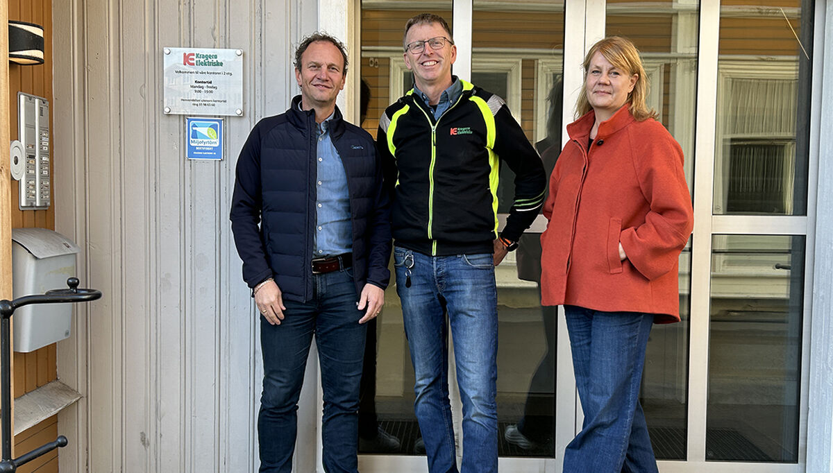 På bildet ser vi fra venstre, Ole Halvor Kolstad fra Konstel og Grunde Olsen og Helen Olsen fra Kragerø Elektriske.