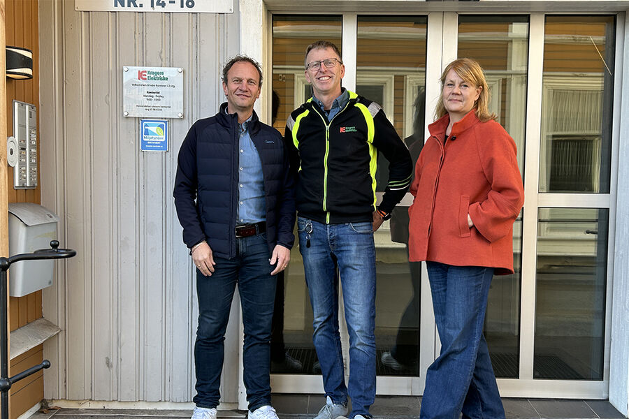 På bildet ser vi fra venstre, Ole Halvor Kolstad fra Konstel og Grunde Olsen og Helen Olsen fra Kragerø Elektriske.