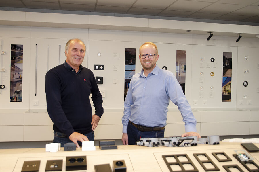 – Mitt oppdrag er å videreutvikle bærekraftarbeidet, koordinere og samle det og gjøre det litt mer strukturert her hos SG Armaturen, sier Audun Skare, bærekraftsansvarlig i selskapet til høyre. Salgsdirektør Erik Nordermoen mener dette arbeidet er meget viktig, og han merker en større vilje til å velge dokumenterte bærekraftige løsninger.