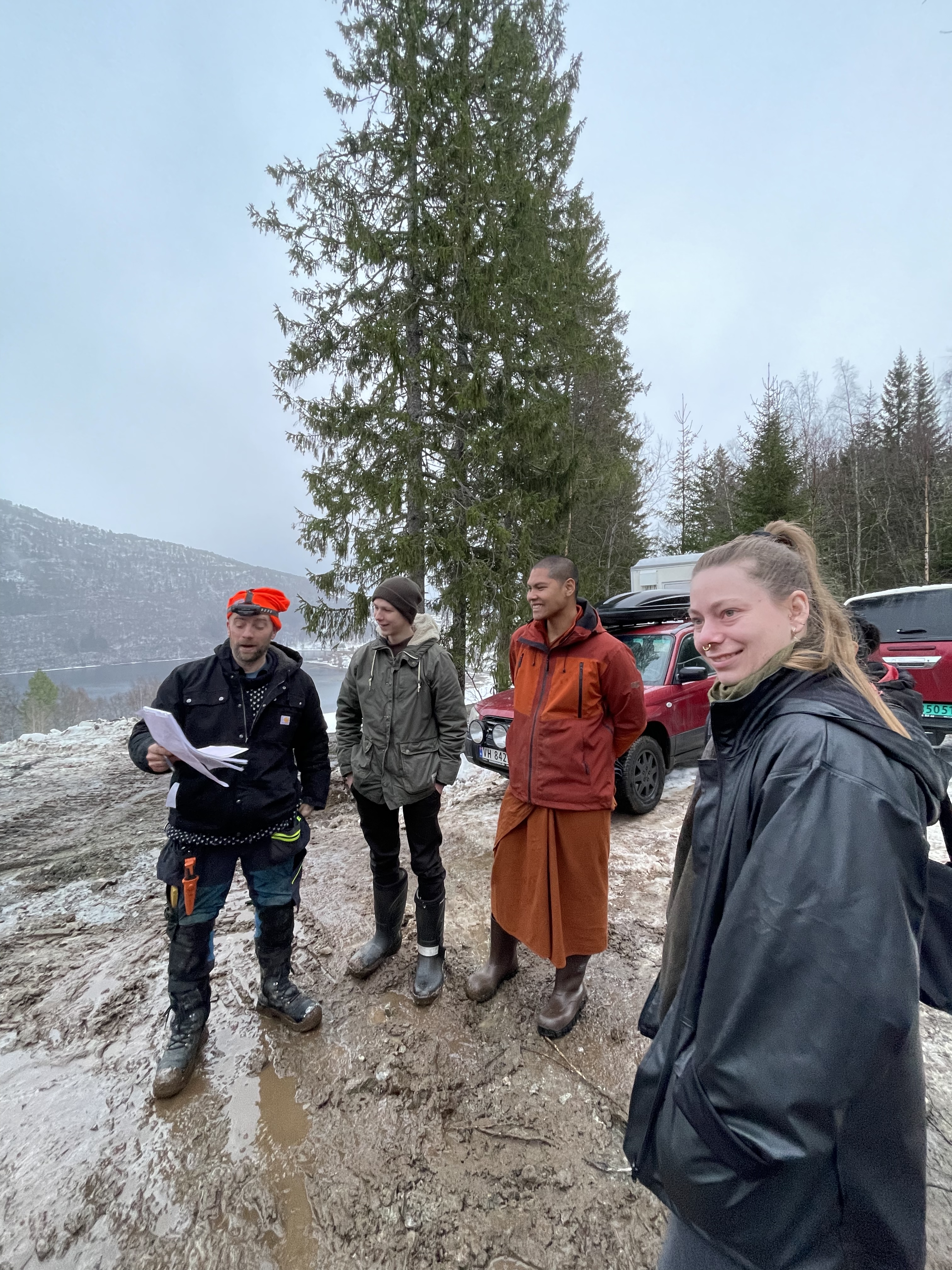 Foto: Runa Tunheim - Håndverker Anders Gimse (Trøndelag Fylkeskommune) forteller om prosessen med demontering og råder Way of Life om lagring av huset til våren