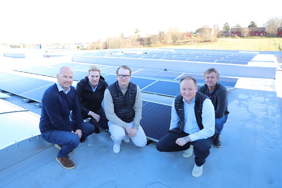 Fornøyde aktører på bilanleggets tak: Svein Kåre Haaland, daglig leder av Dahles Autos bilforretninger (fra venstre). Kristian Walstad, daglig leder i Dahle Gruppen, teknisk leder Håkon Helsengreen og forretningsutvikler Anders Harridsleff hos Soleie, og Jan Roger Tjernes, daglig leder for Dahles Auto Råbekken