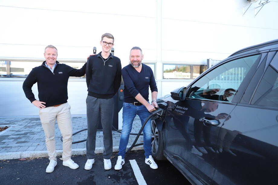 Åsmund Lunde (f.v.), Simen Hovde og Fredrik Søstrand hos Dahles Auto Fredrikstad synes det er veldig stas å kunne lade bilene med byggets egenproduserte strøm.