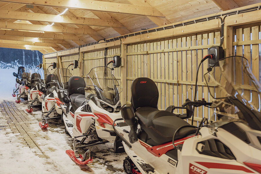 Enua i Trondheim har levert sine egenutviklede ladere til det som etter alt å dømme er den første større flåten av elektriske snøskutere her til lands, hos Camp Troll i Lyngen.