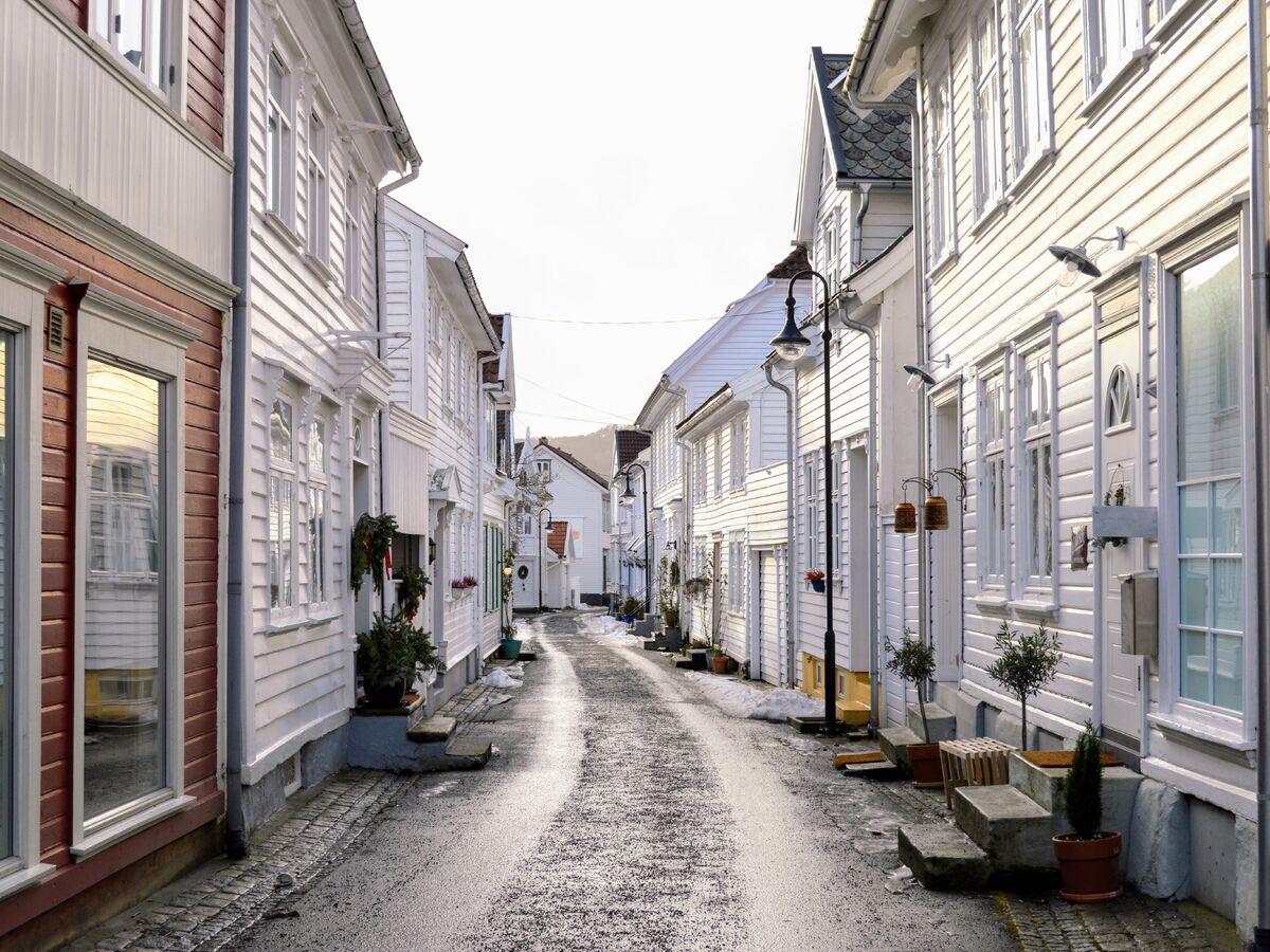 En gate med hus på begge sidene.