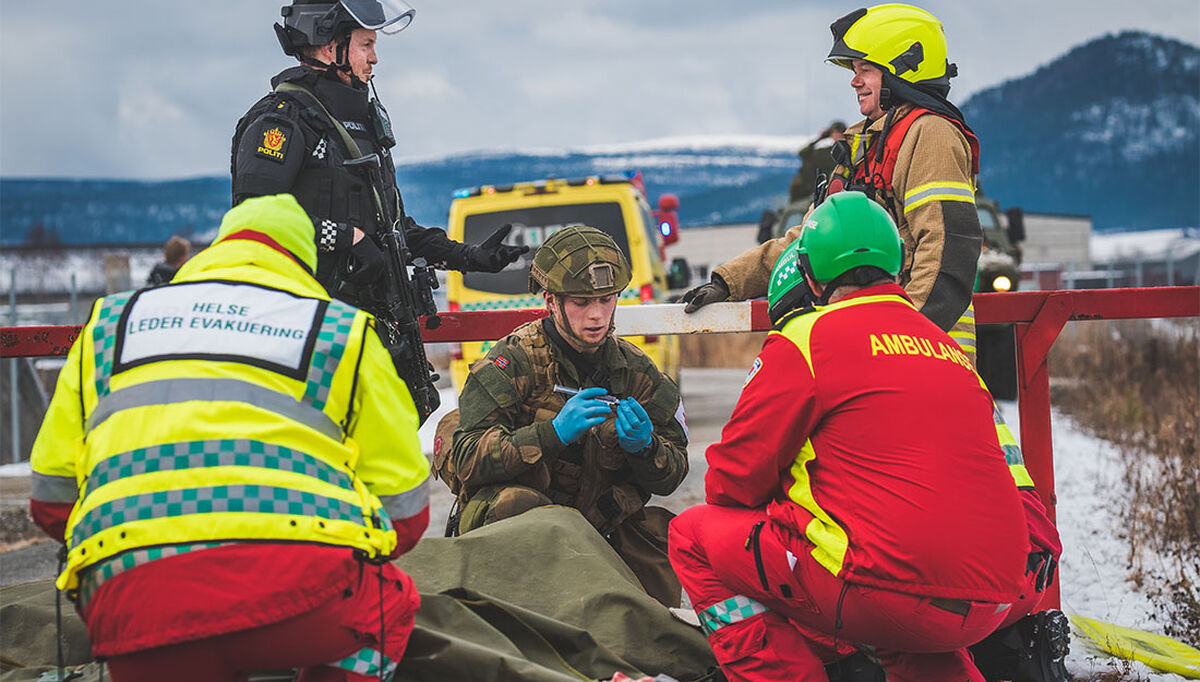 Nasjonal Helseøvelse 2018 samordnes med NATO-øvelsen Trident Juncture. Hensikten er å trene totalforsvaret. Her ser vi personell fra Ambulansetjenesten, Brannvesenet, Politiet og Hæren.