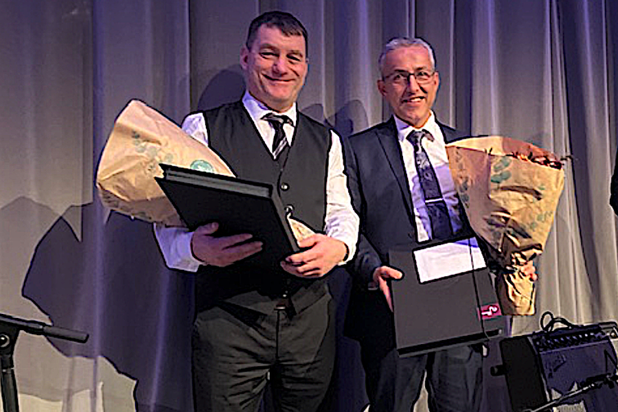 Martin Særsten og Simon Teigland ble hedret for sine 30 år i selskapet. Foto: LOS Elektro