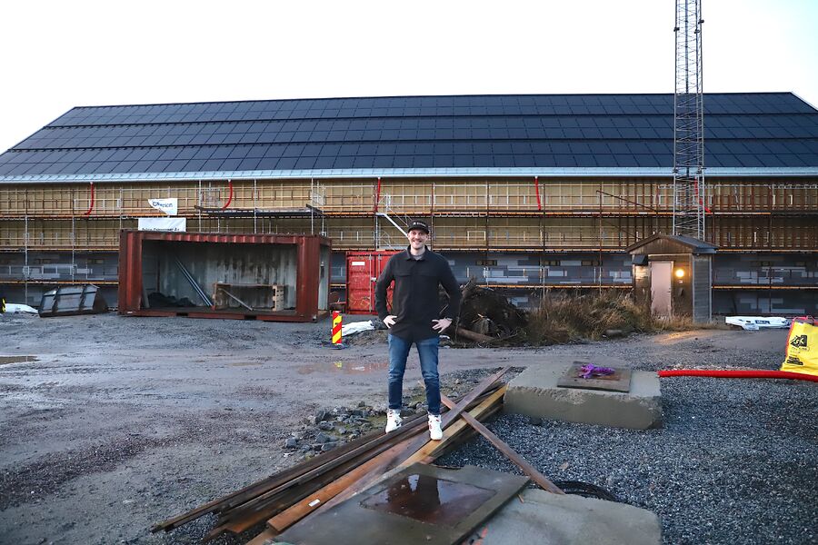 Ecosols salgssjef Vetle Lisland kan med glede konstatere at jobben med å legge solcellepaneler på det nye vannbehandlingsanlegget i Indre Østfold har forløpt etter planen.