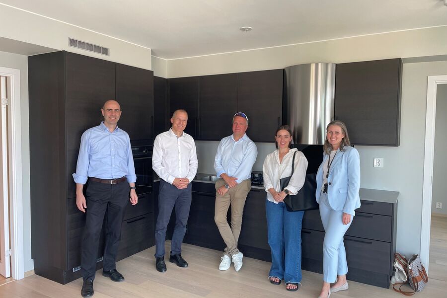 Fornøyde samarbeidspartnere: Fra venstre ser vi Riccardo Di Federico, Head of Product Management i Eaton, Roman Rappel-De Haan, Manager of Product Management, Jørund Helge Strømseng, IT Manager i Nordr‚ Ine Dagfinrud, produktsjef xComfort i Eaton og Gry Sandberg Pettersen, produkt- og kundereiseansvarlig i Nordr.