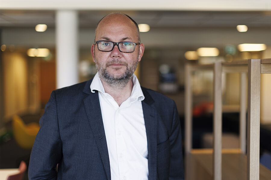 Erik Stensrud Marstein, sjefsforsker ved IFE, sier at det er ingen annen kraftkilde som kommer til å vokse like raskt som solkraft frem mot 2030. Variabel kraft og variabel kraftpris har derfor kommet for å bli. Dette skaper både et stort behov for, men også store muligheter for batterier. FOTOGRAF NICKI TWANG WWW.TWANG.N