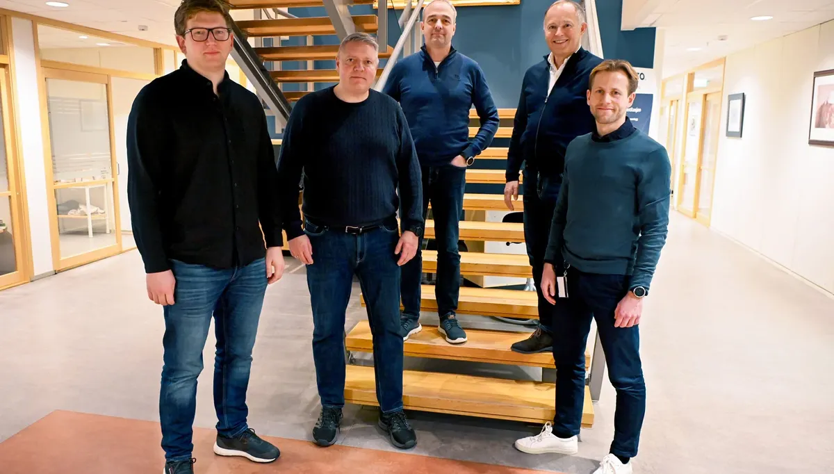 Geir Magnus Fenes (byggleder tekniske fag AF Gruppen), Arnt-Børge Jensen (assisterende prosjektleder AF Gruppen), Kenneth Svendsen (prosjektleder AF Gruppen), Einar Jørgensen (administrerende direktør Elektro Bodø) og Daniel Mathisen (totalteknisk prosjektleder). Foto: Elektro Bodø.