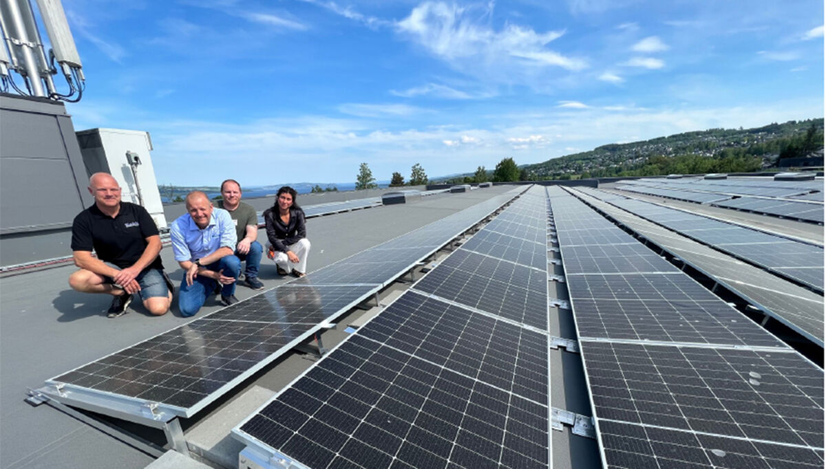 SOL PÅ TAKET: Norengros har installert solceller med 222 999 kWh i årlig produksjon på et av takene og sparer mye strøm i disse dager. F.v Reidar Gjermundrød fra Bakke El Installasjon, administrerende direktør i Norengros, Tomas Holmestad, Kim Vasskog fra Bakke El Installasjon, og trainee i Norengros, Andrea Berger. Foto: Henning Gulbrandsen.