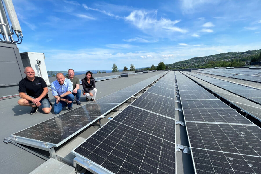 SOL PÅ TAKET: Norengros har installert solceller med 222 999 kWh i årlig produksjon på et av takene og sparer mye strøm i disse dager. F.v Reidar Gjermundrød fra Bakke El Installasjon, administrerende direktør i Norengros, Tomas Holmestad, Kim Vasskog fra Bakke El Installasjon, og trainee i Norengros, Andrea Berger. Foto: Henning Gulbrandsen.