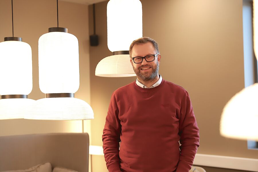 Solcellespesialisten, Norges største leverandør av solceller, måtte si opp 97 ansatte like før jul. Grunnlegger og vekstdirektør Carl Christian Strømberg tror nedgangen er midlertidig, og at markedet vil bikke riktig vei igjen allerede neste år. – Men skal vi få fart på etterspørselen, trenger vi gode insentiver og tiltak fra  statlig hold, sier han. 