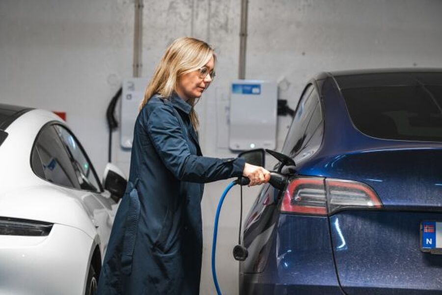 EUs krav om elbillading er uproblematiske for Norge. Fra 2017 har beboere i sameier hatt laderett, ifølge eierseksjonsloven, og fra 2021 har beboere i borettslag hatt den samme rettigheten. Foto: Jamieson Pothecary, Norsk elbilforening