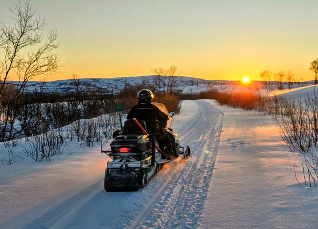 Snøskuter i lav januarsol
