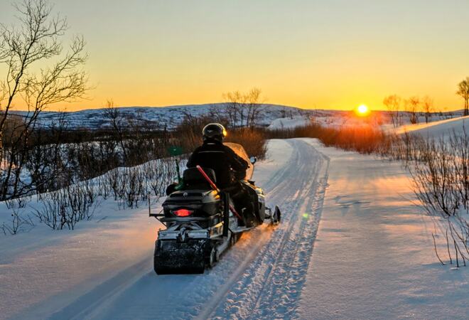 Snøskuter i lav januarsol