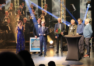 På Hjertnes-scenen under utdelingen av Sandefjord kommunes Ærespris fra venstre: Randi-Elisabeth Withbro, Bjarne Sommerstad, Anders Sperre og prisvinnerne Yngvar Harm, Aksel Bogstad, Tom Horntvedt og Viggo Revetal. Foto: Leif Magne Flemmen