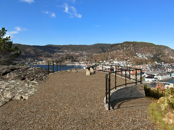 Utsikt over Flekkefjord med blå himmel