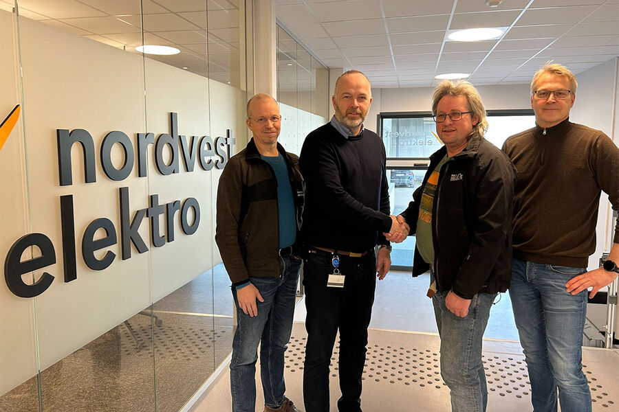 På bildet ser vi, Roger Bøstrand, avdelingsleiar i Tussa Installasjon i Ørsta, Roar Stenersen, adm. direktør i Tussa Installasjon, Lasse Dale, styrleiar i Nordvest Elektro og Asgeir Sætre, dagleg leiar og installatør i Nordvest Elektro.