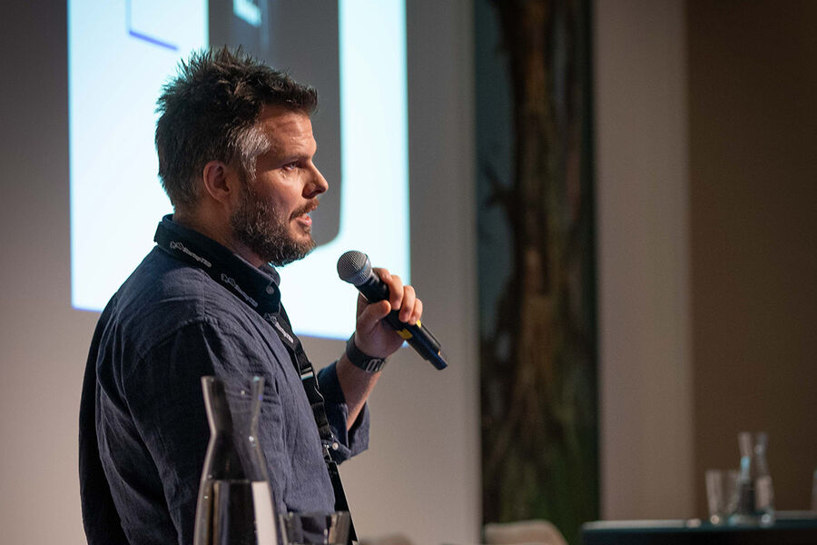 - Vi knytter oss til eksisterende laster digitalt via Wifi eller 4G, eksempelvis varmtvannsbereder, elbil, elbillader, varmepumper, panelovner eller annet strømforbruk, sier Adrian Larsen, som er CEO i NeoWatt.