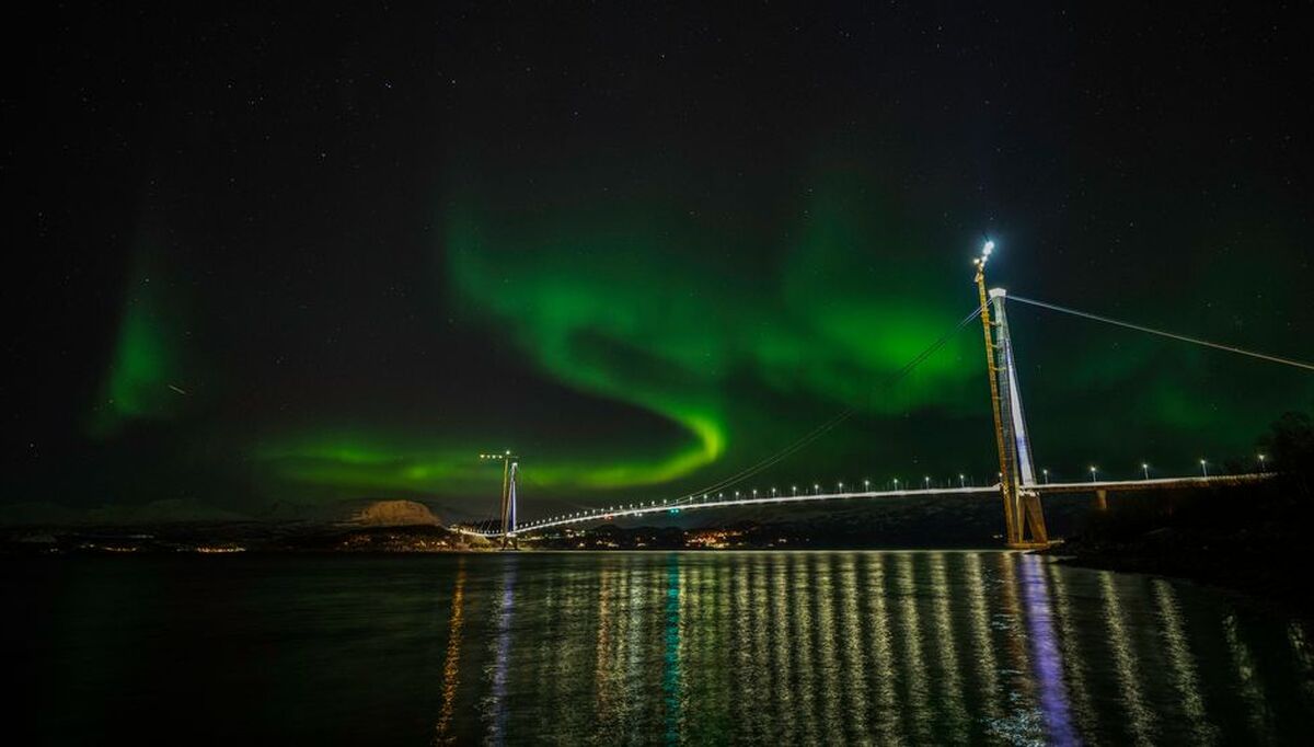 Det elektriske anlegget på Hålogalandsbrua på E6 inngår i den nye kontrakten. Naturen sørger for nordlyset. Foto: Tomas Rolland / Statens vegvesen.