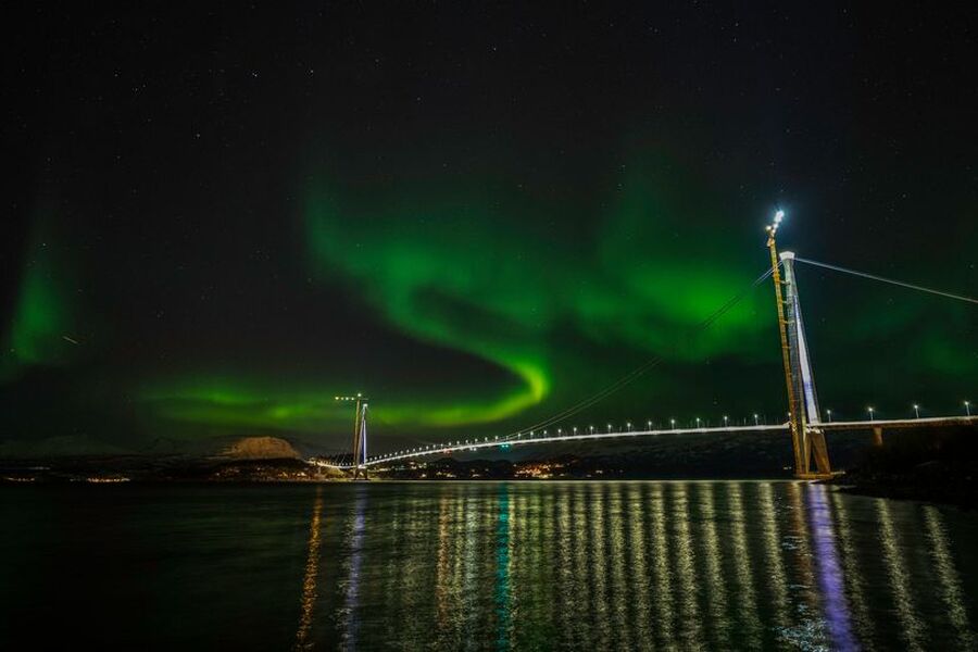 Det elektriske anlegget på Hålogalandsbrua på E6 inngår i den nye kontrakten. Naturen sørger for nordlyset. Foto: Tomas Rolland / Statens vegvesen.