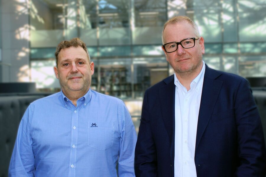 Christian Fløistad, porteføljeforvalter i Noova Energy Systems og Steen-Gundersen, Property Manager i Alligo er begge strålende fornøyde med avtalen. Foto: Noova Energy Systems