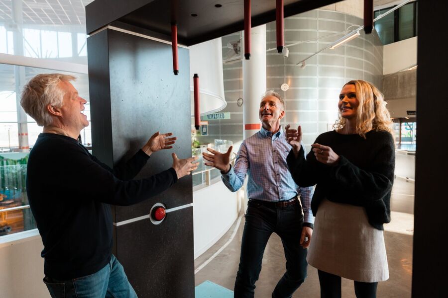 Inspiria-sjef Geir Endregard med Oddmund Kroken, adm. dir i Østfold Energi, og Therese Olavsrud, kommunikasjonssjef i Østfold Energi. Foto: INSPIRIA