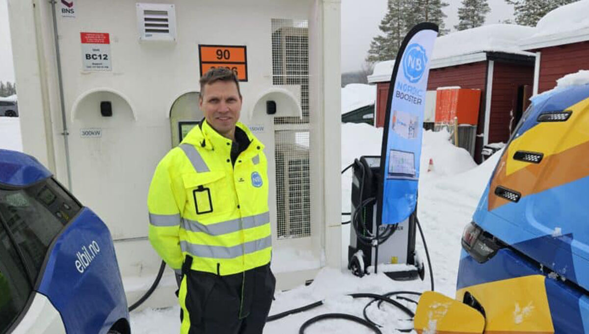 Jannik Stanger, daglig leder og gründer av Nordic Booster, viser her frem deres mobile hurtiglader med 600 kWh batteri.