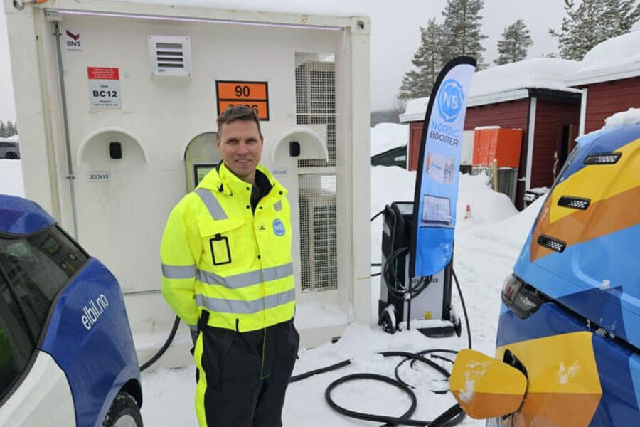 Jannik Stanger, daglig leder og gründer av Nordic Booster, viser her frem deres mobile hurtiglader med 600 kWh batteri.