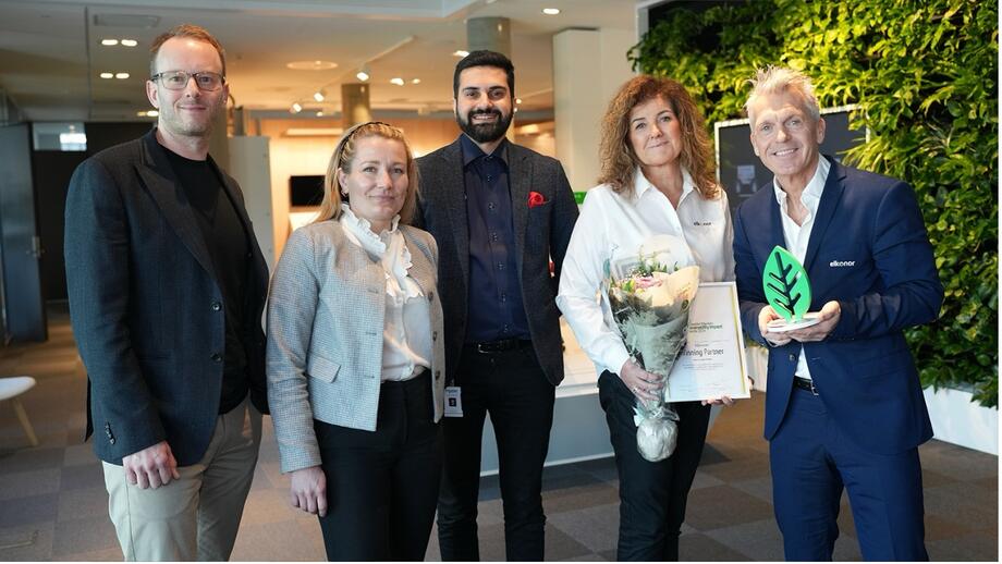 På bildet ser vi fra venstre Geir Arne Erikstad, VP Home & Distribution i Schneider Electric Norge, Stine Fet, Salgssjef elektrikere, Deepesh Sharma, Key Account Manager elektrokjeder, samt Elkonors markedsjef Turid S. Ødegård og administrerende direktør Bård Espen Hansen.